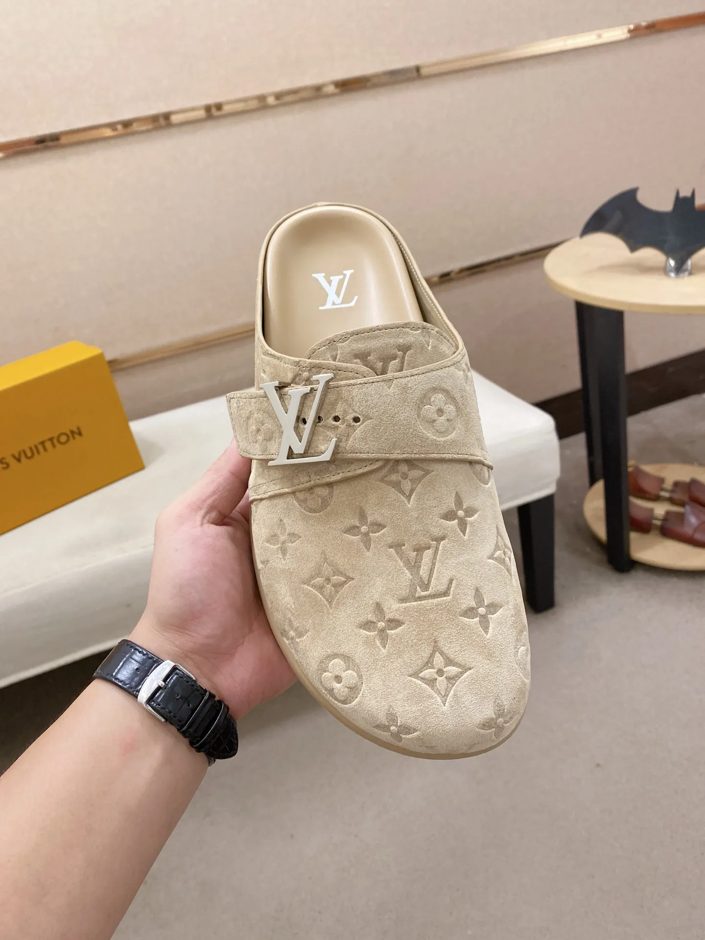 Men's shoes💰: 220💰38-45, LV Easy 2025 new men's casual sandals and slippers, made of suede cow leather, with Monogram pattern to highlight the trendy style. Adjustable straps illuminated with LV letters, while a resilient insole and micro outsole provide lightweight comfort. Made of suede cow leather with embossed Monogram pattern and brand element metal hardware✅Adjustable straps➕Tough insole‼ ️Micro outsole. Comfortable and easy to wear‼ ️